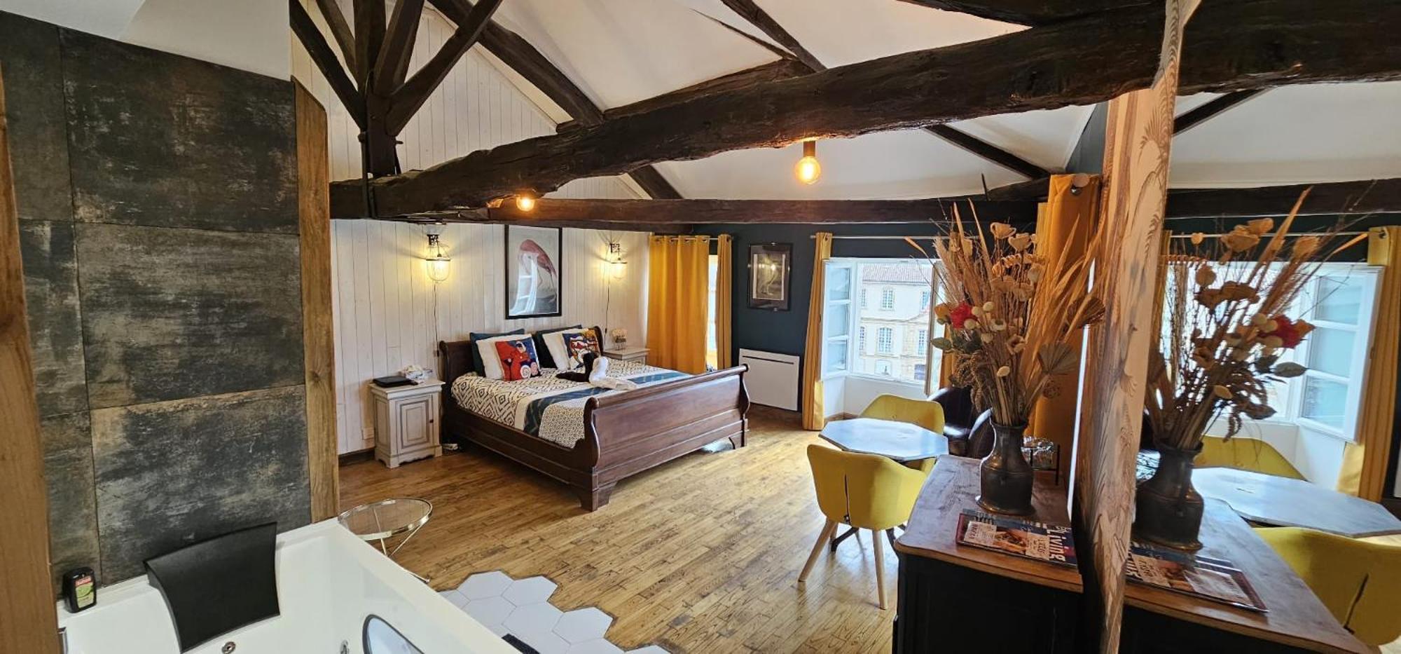 Apartment Penthouse Romantique, Confolens, Charente *