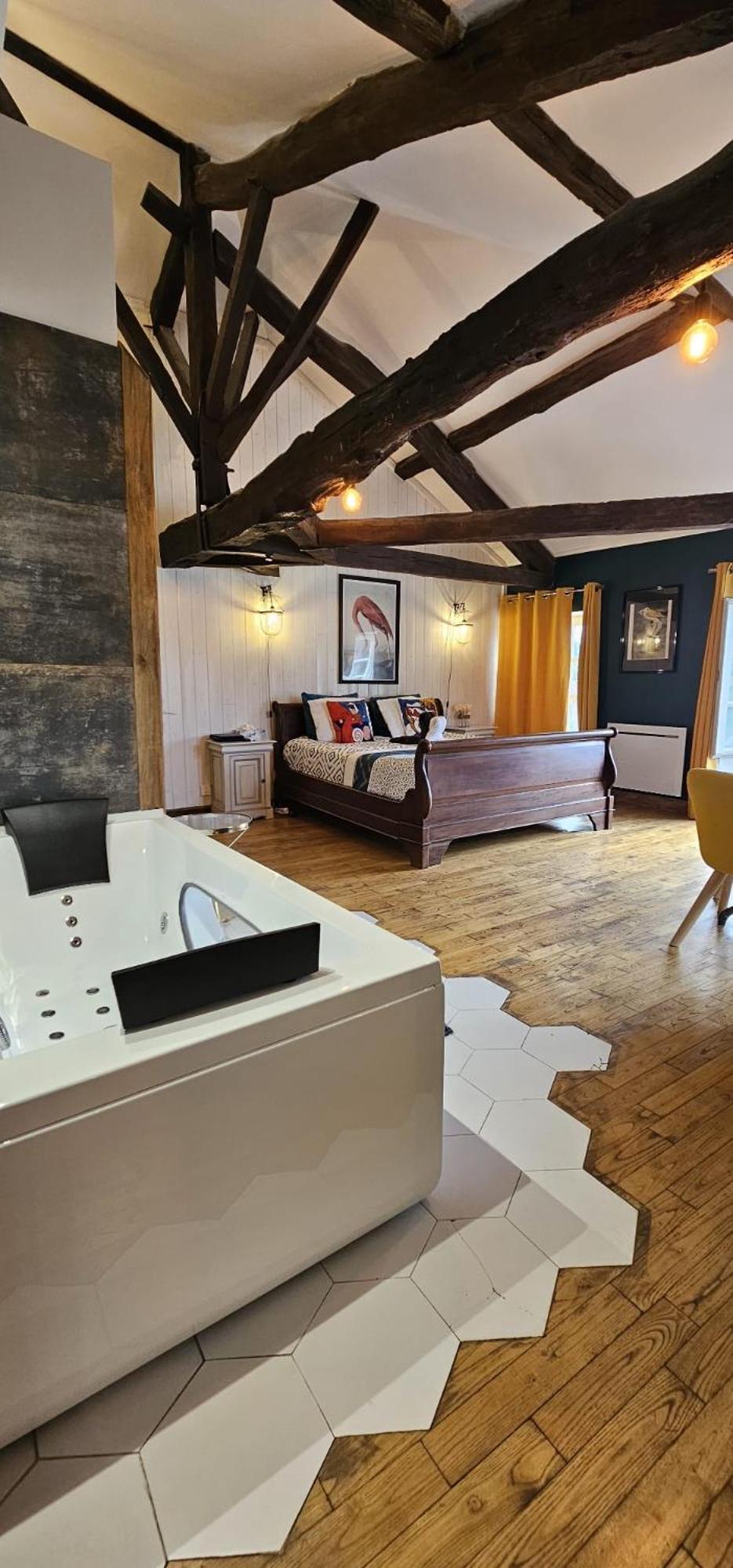 Penthouse Romantique, Confolens, Charente Apartment