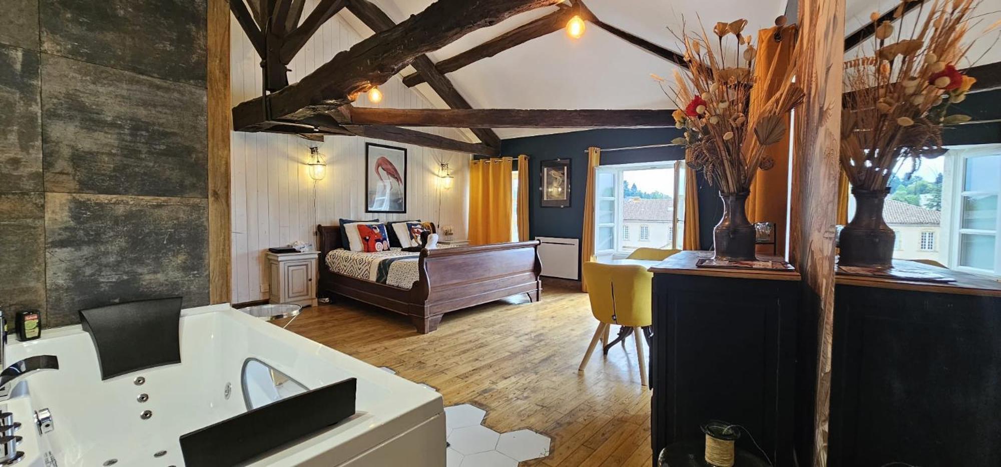 Penthouse Romantique, Confolens, Charente * Confolens